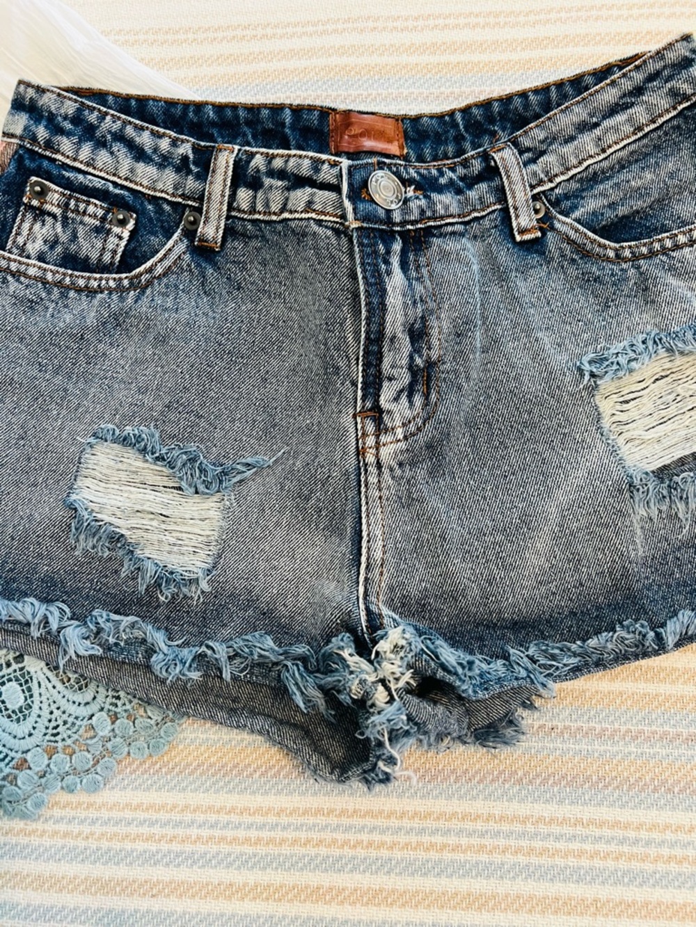 New! POL White Lace-Trim Gauze Blouse & Jean Shorts Set - Picture 4 of 6